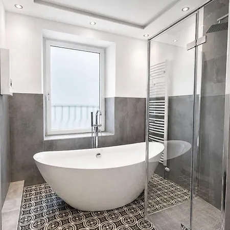 Beyond Living I 300 Grand Maisonette I Schwebebahn 아파트